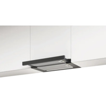 Hotte aspirante télescopique noire installée sous un meuble de cuisine, avec filtres à graisse et éclairage intégré.