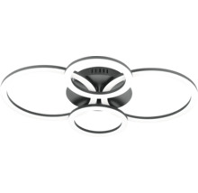 Plafonnier LED moderne avec quatre anneaux lumineux circulaires et ovales s'entrecroisant sur un socle sombre.