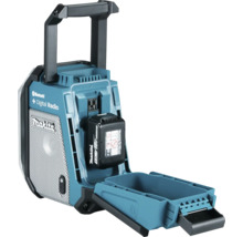 Radio de chantier Makita avec compartiment à batterie ouvert et batterie 18 Volt insérée.