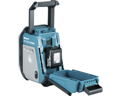 Radio de chantier Makita avec compartiment à batterie ouvert et batterie 18 Volt insérée.