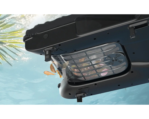 Robot nettoyeur de piscine en vue sous-marine aspirant des feuilles dans le bac de récupération transparent.