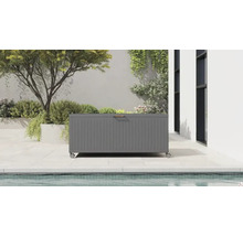 Coffre de jardin gris en métal sur roulettes sur une terrasse moderne à côté d'une piscine.