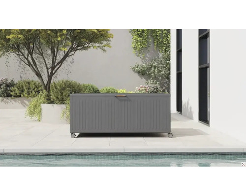 Coffre de jardin gris en métal sur roulettes sur une terrasse moderne à côté d'une piscine.