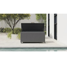 Coffre de jardin ouvert avec roulettes sur une terrasse carrelée au bord d une piscine. Le coffre en métal possède une face rainurée.