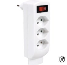 Adaptateur de prise avec trois emplacements et interrupteur marche et arrêt (Image AI modified or generated)