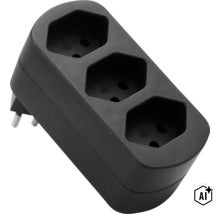 Adaptateur multiprise triple avec fiche à contact de protection pour prise murale (Image AI modified or generated)
