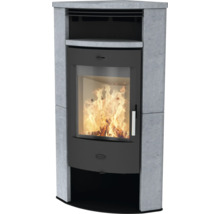 Poêle à bois avec revêtement en pierre ollaire, grande vitre avec feu de bois et compartiment chauffe-plat.