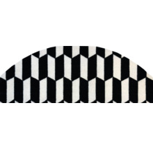 Halbrunder Teppich mit geometrischem Zickzack-Muster in Schwarz und Weiß.