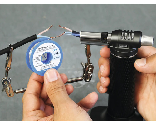 Löten von Kabeln mit einem CFH Gasbrenner und einer Rolle Elektroniklot. CFH Logo.