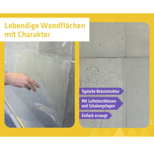 Wandgestaltung in Betonoptik mit Lufteinschlüssen und Schalungsfugen durch Abziehen einer Folie.
