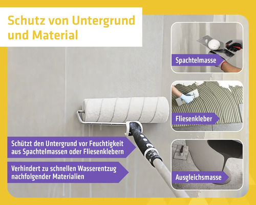Anwendung einer Grundierung mit einer Farbrolle an einer Wand, schützt vor Feuchtigkeit bei Spachtelmasse, Fliesenkleber und Ausgleichsmasse.