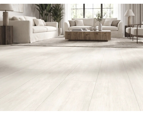Salon lumineux avec un revêtement de sol clair à l'aspect bois, des canapés blancs et une table basse en bois.