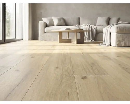Helles, modern eingerichtetes Wohnzimmer mit breiten Holzdielen, grauem Sofa, Holztisch und viel natürlichem Licht durch große Fensterflächen.