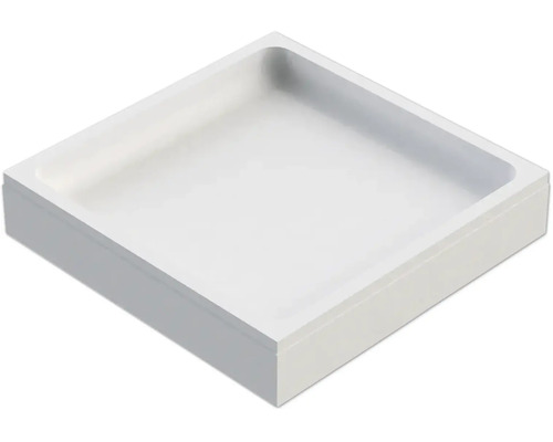 Receveur de douche carré avec fond plat et rebord surélevé.