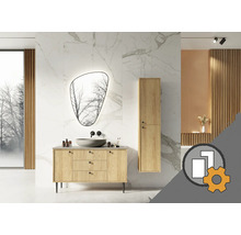 Modernes Badezimmer mit Waschtischunterschrank in Holzoptik, Aufsatzbecken, asymmetrischem LED-Spiegel, Hochschrank und Wänden in Marmoroptik.
