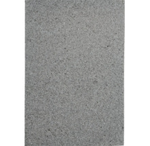 Granitplatte mit fein strukturierter, geflammter Oberfläche für Terrasse und Garten.