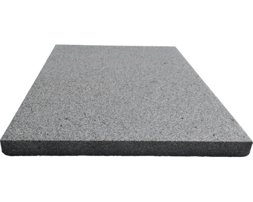 Rechteckige, graue Terrassenplatte aus Naturstein mit feiner, strukturierter Oberfläche.