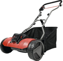 Scarificateur sans fil Einhell avec boîtier rouge, grandes roues avant, guidon et bac de ramassage noir.