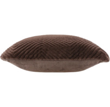 Coussin décoratif marron avec un motif en zigzag texturé en peluche douce.
