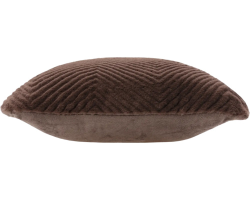Coussin décoratif marron avec un motif en zigzag texturé en peluche douce.