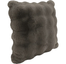 Coussin décoratif carré avec une surface structurée en fausse fourrure douce.