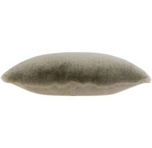 Coussin décoratif doux aspect fourrure avec un devant en fausse fourrure pelucheuse et un dos lisse.