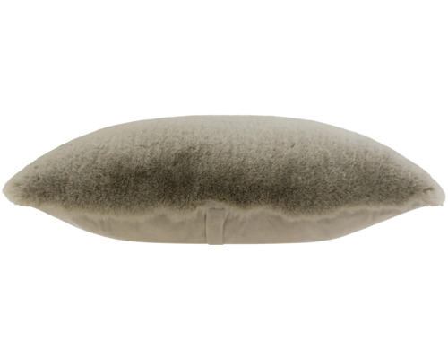 Coussin décoratif doux aspect fourrure avec un devant en fausse fourrure pelucheuse et un dos lisse.