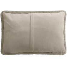Coussin rectangulaire avec housse douce, fermeture éclair cachée à l'arrière et bordure en fausse fourrure.