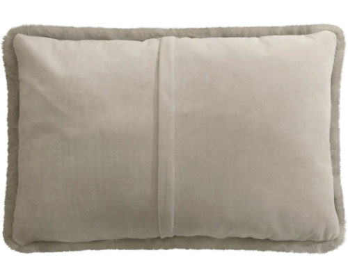 Coussin rectangulaire avec housse douce, fermeture éclair cachée à l'arrière et bordure en fausse fourrure.