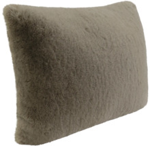 Coussin décoratif rectangulaire avec housse en fausse fourrure douce.