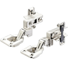 Zwei metallene Topfscharniere für Schranktüren mit Montageplatten und Einstellschrauben zur einfachen Befestigung.