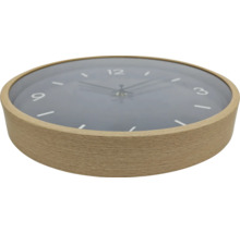 Wanduhr mit rundem Holzrahmen und Ziffernblatt in perspektivischer Ansicht