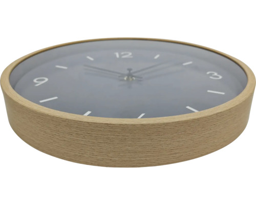 Wanduhr mit rundem Holzrahmen und Ziffernblatt in perspektivischer Ansicht
