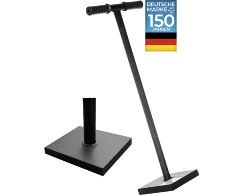 Ein Stampfer aus Metall mit quadratischer Bodenplatte und T-förmigem Handgriff mit rutschfesten Griffen, Qualitätssiegel Deutsche Marke