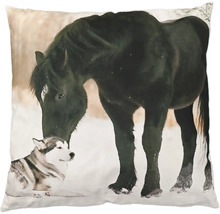 Coussin décoratif carré avec un motif imprimé représentant un cheval et un chien dans un paysage hivernal enneigé.