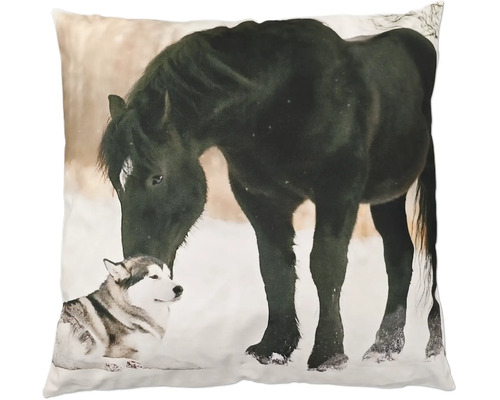 Coussin décoratif carré avec un motif imprimé représentant un cheval et un chien dans un paysage hivernal enneigé.