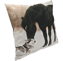 Coussin décoratif carré avec impression photo d'un cheval et d'un chien dans un paysage hivernal.