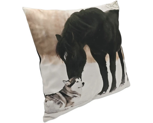 Coussin décoratif carré avec impression photo d'un cheval et d'un chien dans un paysage hivernal.
