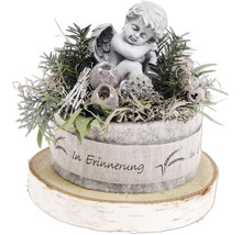 Composition funéraire avec figurine d ange sur une tranche de bois de bouleau et ruban en feutre avec inscription In Erinnerung.