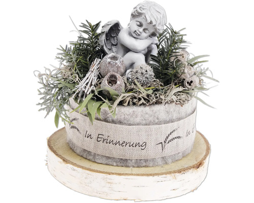 Composition funéraire avec figurine d ange sur une tranche de bois de bouleau et ruban en feutre avec inscription In Erinnerung.