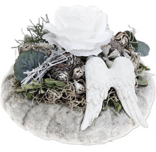 Composition funéraire avec rose blanche, ailes d ange et matériaux naturels comme des pommes de pin et du lichen sur un support rond.