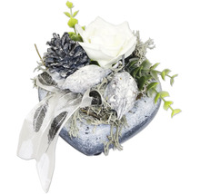 Cœur décoratif avec fleur artificielle, pomme de pin et éléments décoratifs pour table