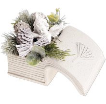 Décoration de table de Noël avec figurine d ange dans un livre ouvert en pierre avec des branches de sapin et des pommes de pin