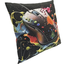 Quadratisches Zierkissen mit einem aufgedruckten Gaming Maus Motiv und abstrakten Farbspritzern auf einem dunklen Hintergrund.