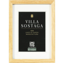 Cadre photo en bois avec une affiche noire Villa Sostaga et un label de certification FSC