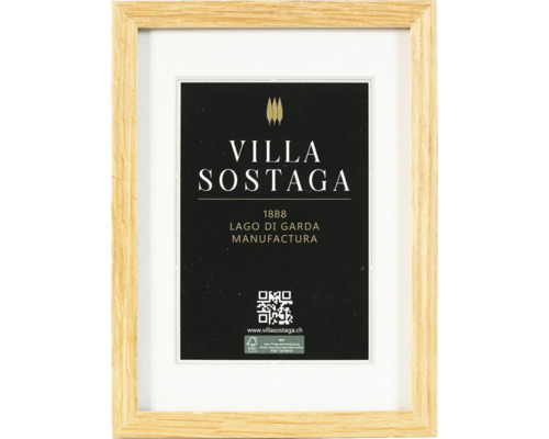 Cadre photo en bois avec une affiche noire Villa Sostaga et un label de certification FSC