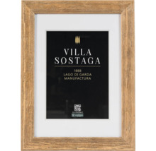 Cadre photo en bois avec passe-partout et enseigne encadrée de la Villa Sostaga avec certification FSC.