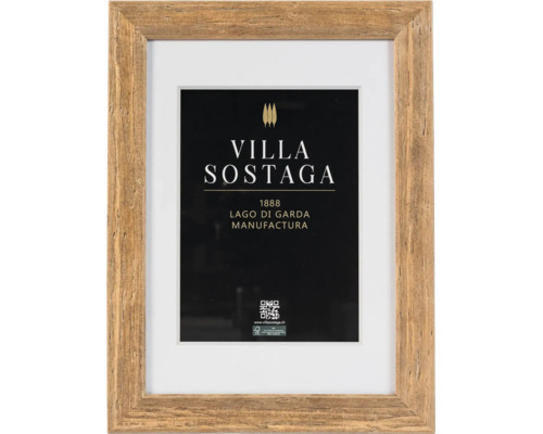 Cadre photo en bois avec passe-partout et enseigne encadrée de la Villa Sostaga avec certification FSC.