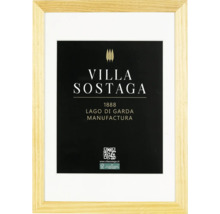 Cadre photo en bois clair avec affiche Villa Sostaga et label FSC
