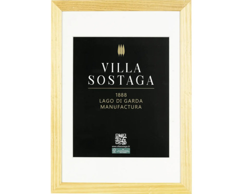Cadre photo en bois clair avec affiche Villa Sostaga et label FSC